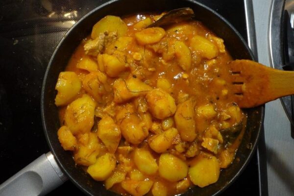 тушеная картошка с мясом и томатной пастой