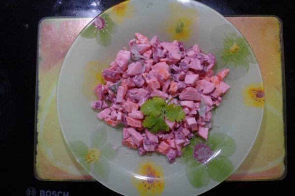 салат из овощей со сметаной готов