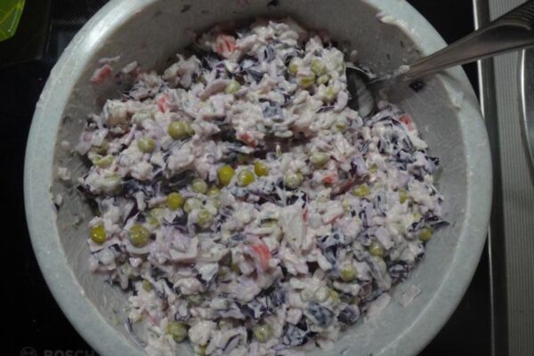 салат с майонезом и крабовыми палочками