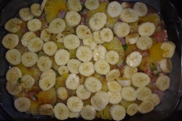 режем бананы и ананасы на куру
