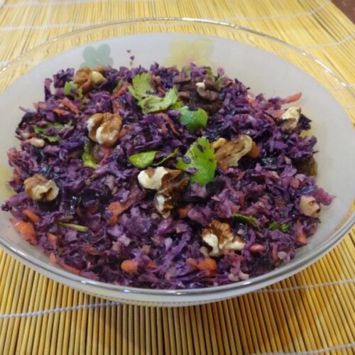 подаем салат с капустой морковкой изюмом маслом