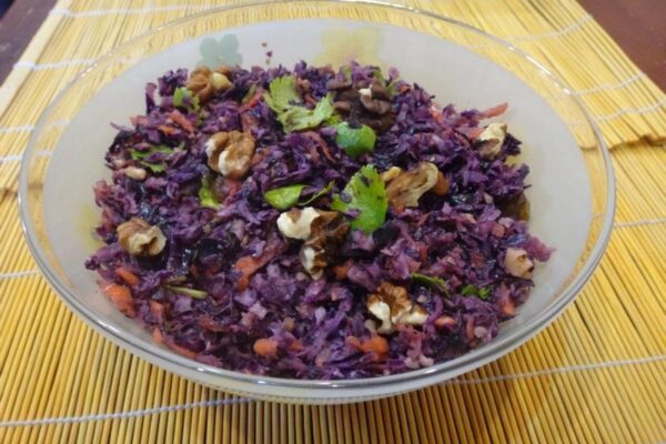 подаем салат с капустой морковкой изюмом маслом