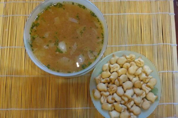 подача килечного супа с крекерами