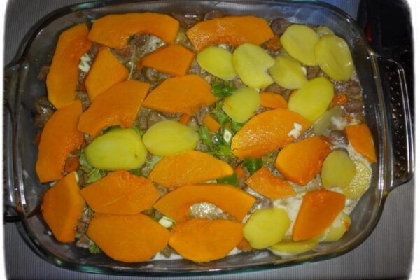 укладываем картошку и тыкву