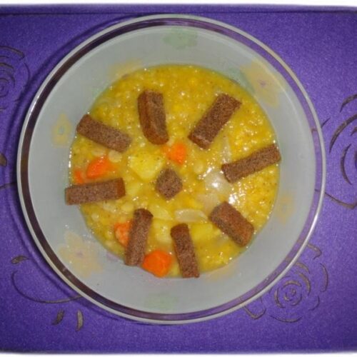 подача горохового супа с гренками