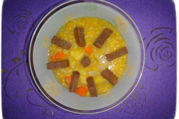 подача горохового супа с гренками