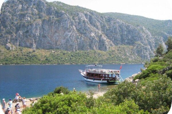 яхта в бухте Эгейского моря