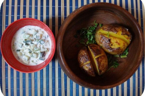картошка с огуречным соусом цацыки