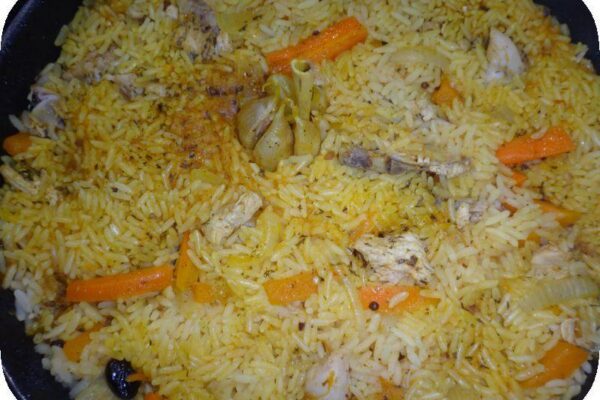 закрываем сковородку крышкой и томим плов