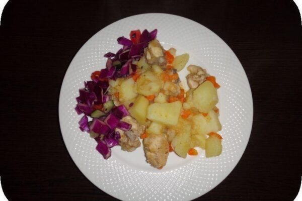 кура тушеная с картошкой готовы