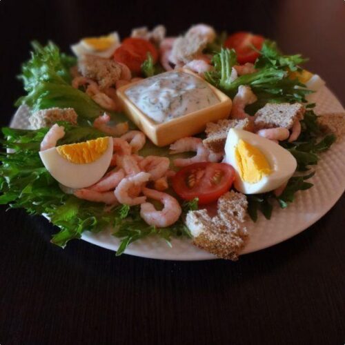 креветки,яйца,салат,соус,гренки