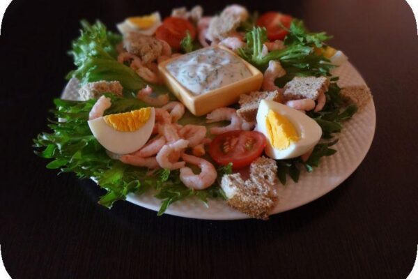 креветки,яйца,салат,соус,гренки