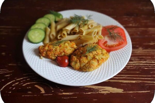 подача рыбных котлеток с макаронами