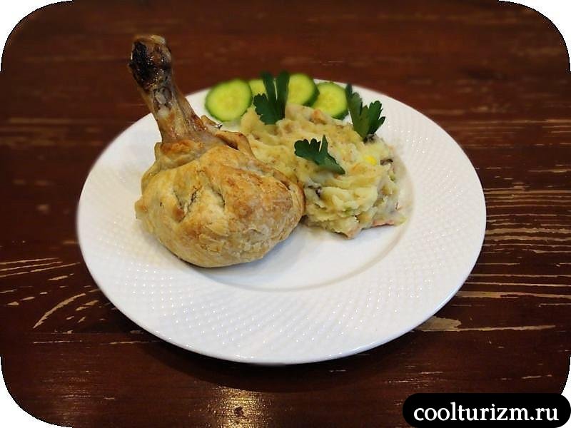 Куриные голени в мешочках из слоеного теста