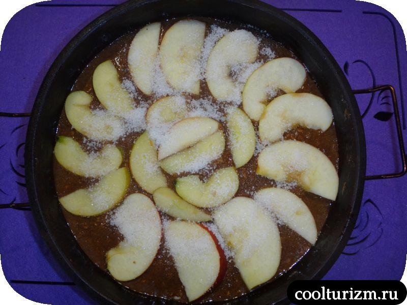 шоколадный пирог с яблоками и орехами