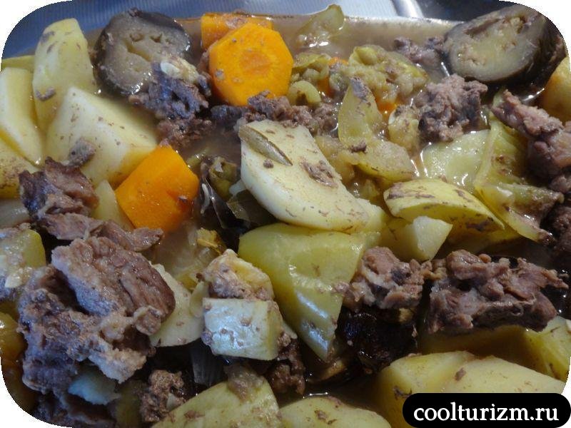 пакет с куриными желудками и овощами