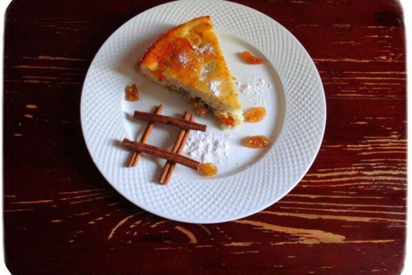 манная шарлотка с тыквой и изюмом