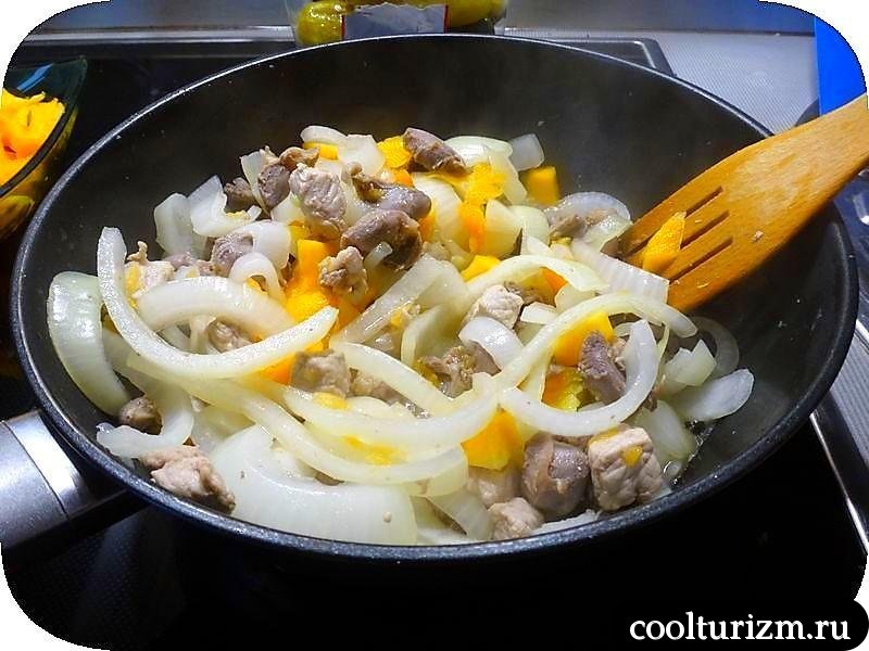 мясо.бочковые огурцы и картошка