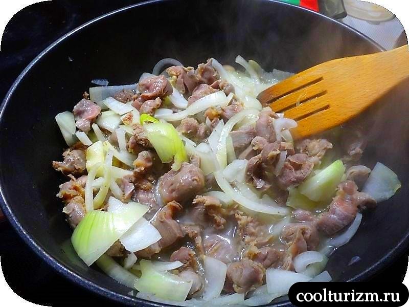 рагу из куриных желудков и овощей