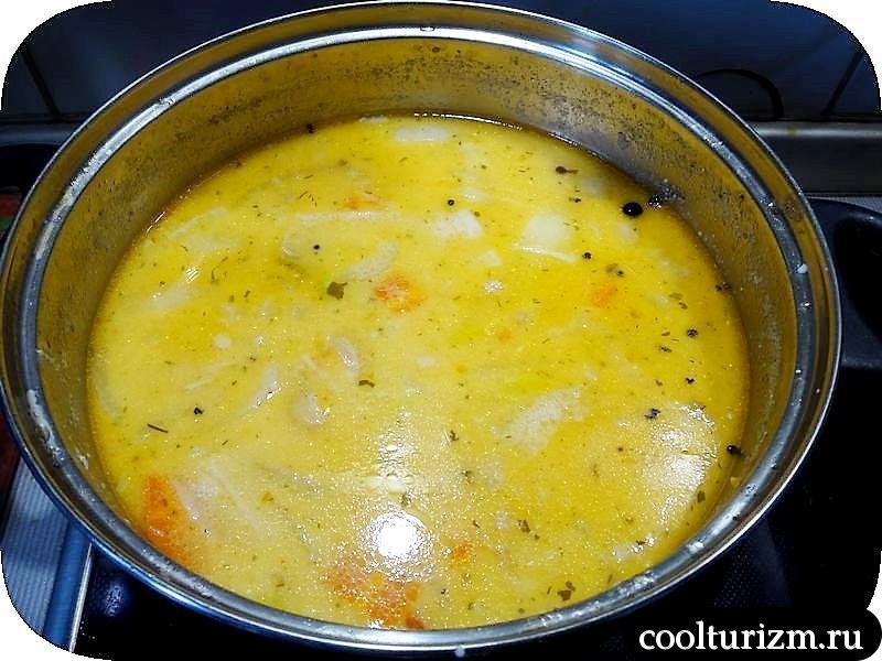 уха по-фински по сливками в кастрюле