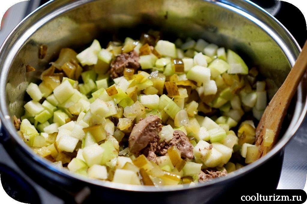 салат с куриной печенью и зелеными яблоками