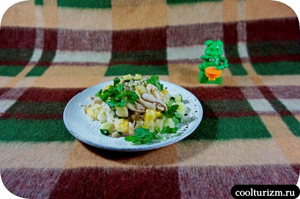 салат с кальмарами