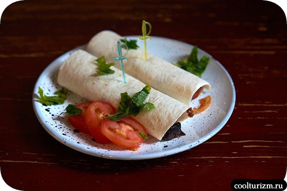 лаваш с овощами и сардельками