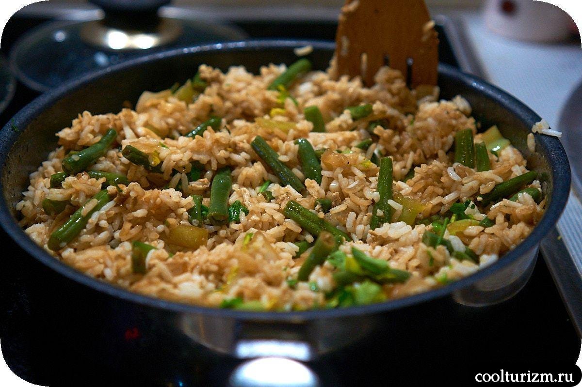 жареный рис с овощами