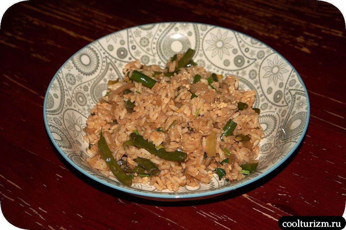 жареный рис с овощами