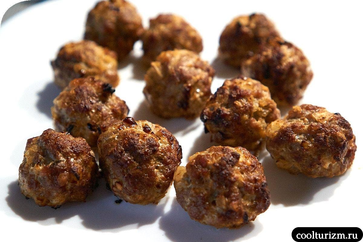 салат с фрикадельками и яйцами
