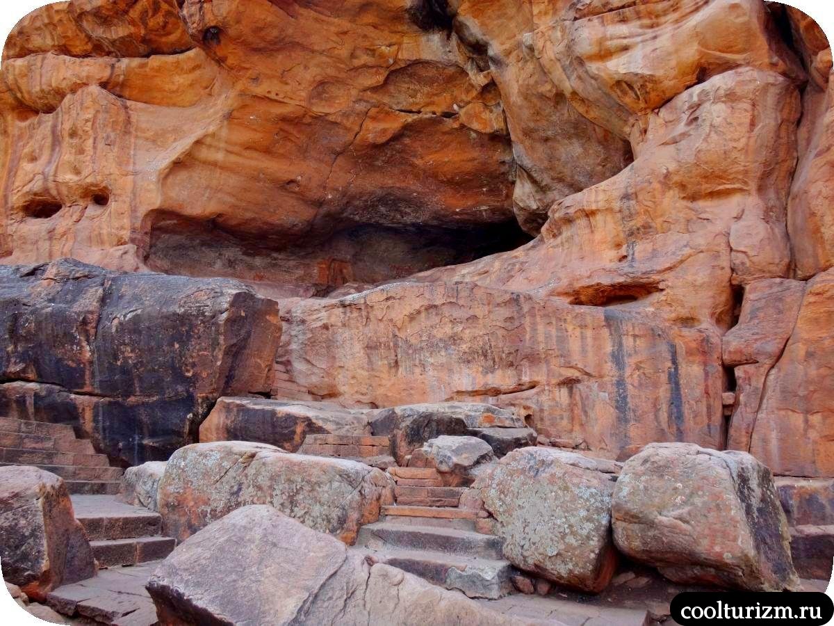 пещерный храм Вишну в Бадами лестница