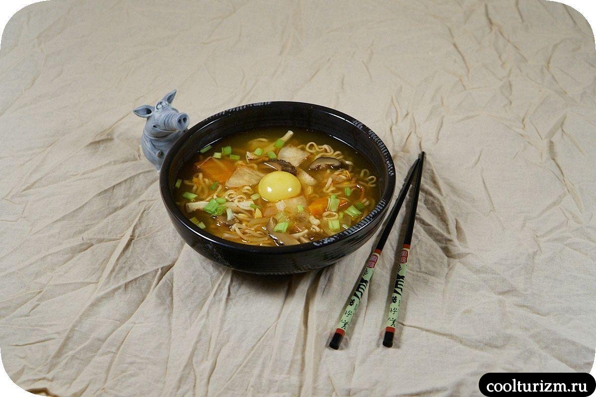 суп рамен с сырым яйцом и шиитаке фото