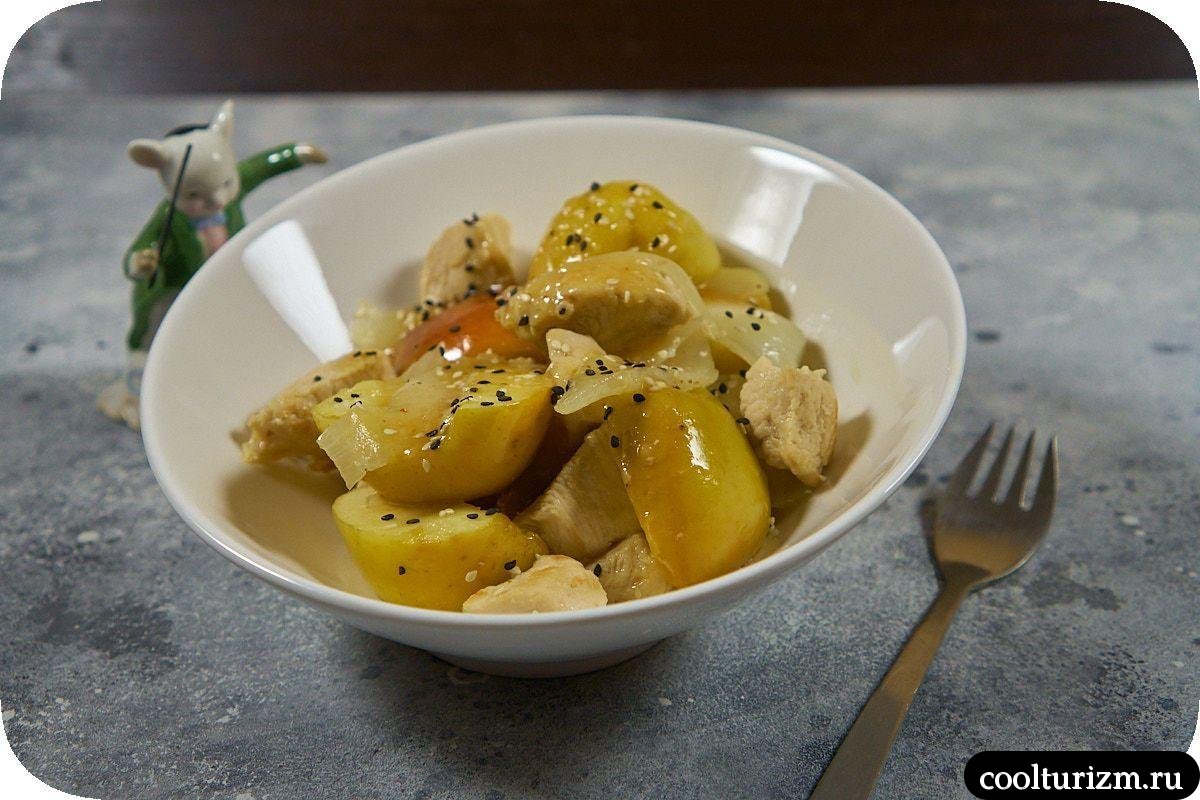 Куриная грудка с яблоками на сковороде