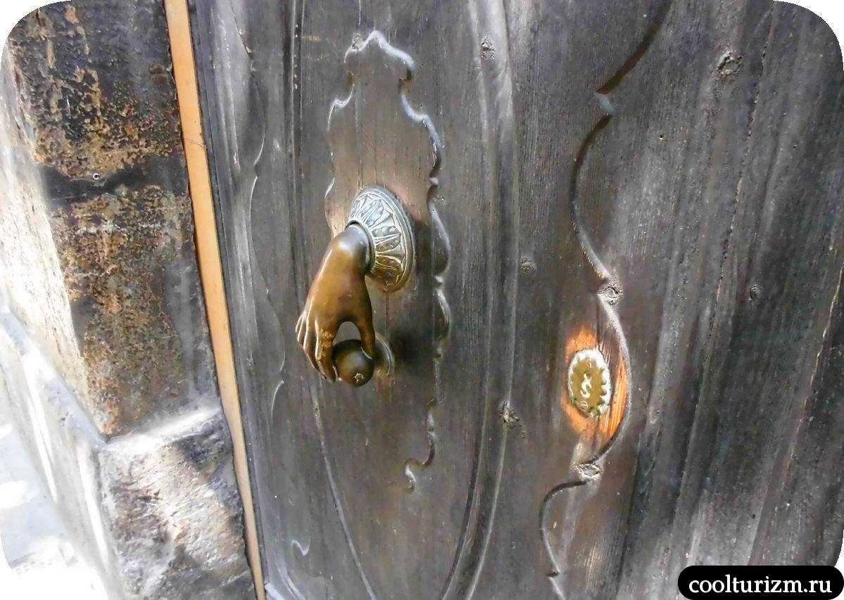 рука с шаром Пальма де Майорка
