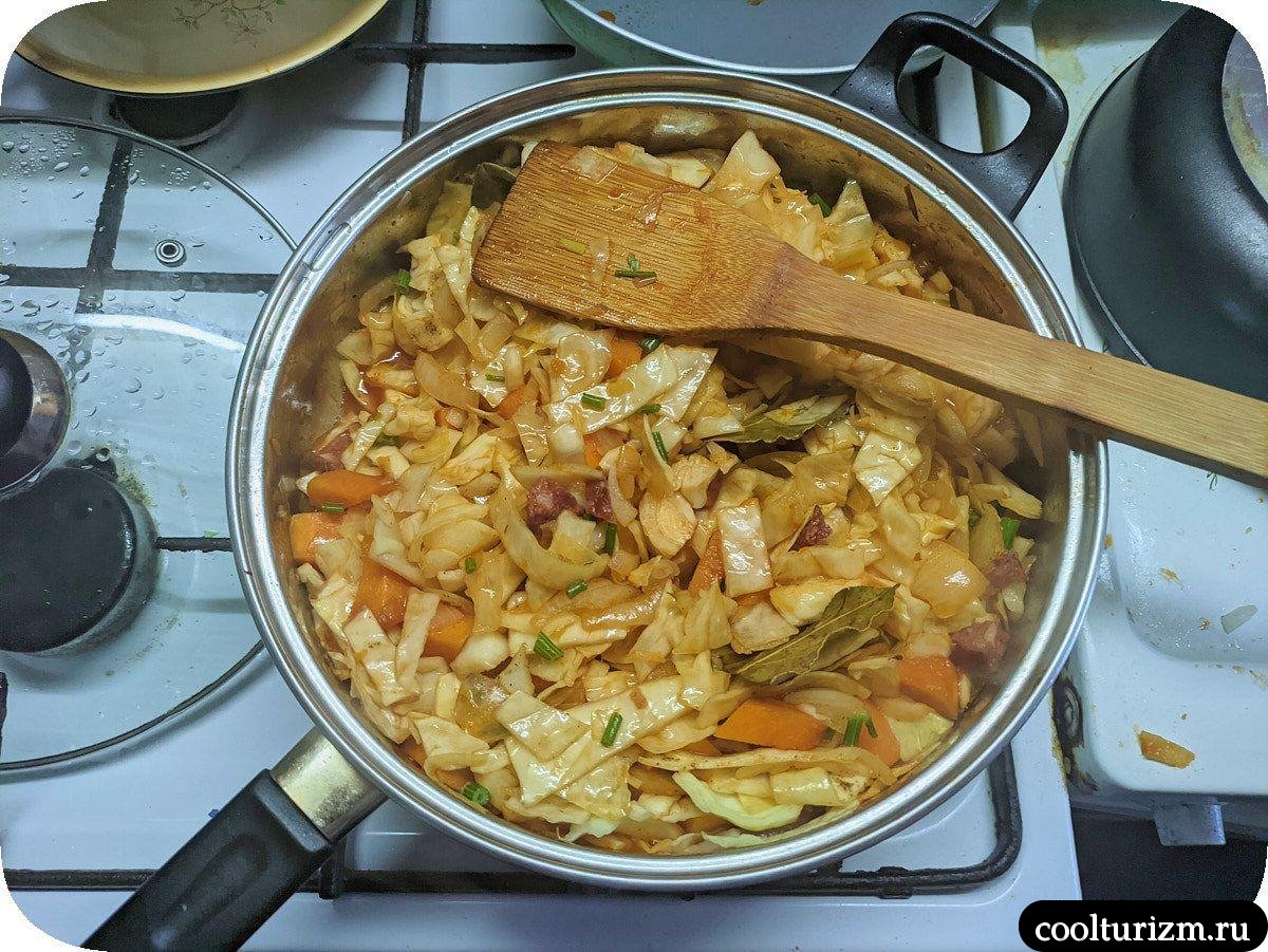 Капуста с тушенкой на сковороде простой рецепт