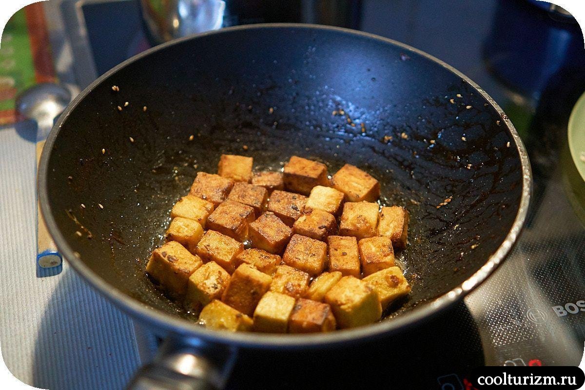 Жареный тофу в апельсиновом соусе с овощами