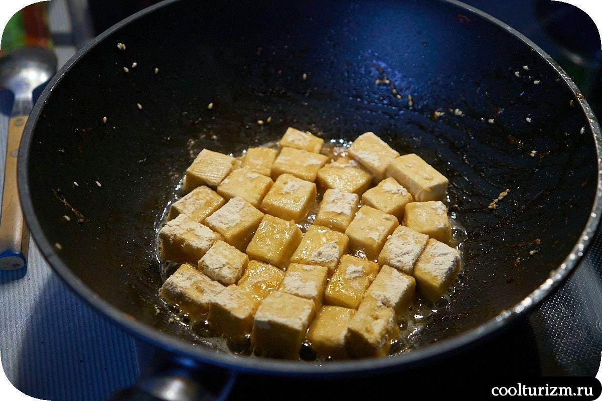Жареный тофу с овощами
