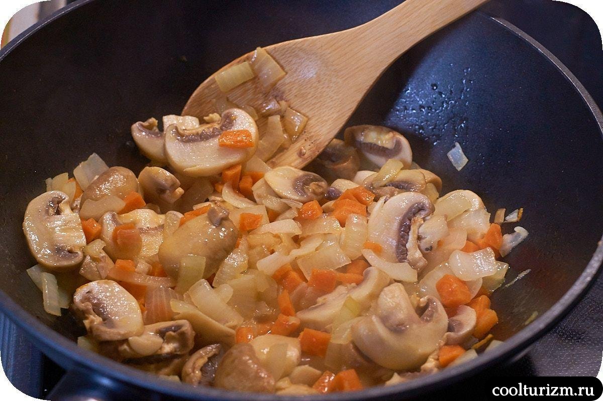 Тушеная капуста с шампиньонами пошагово