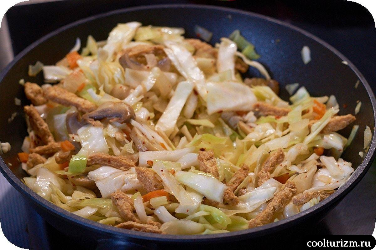 Тушеная капуста с шампиньонами и соевым мясом