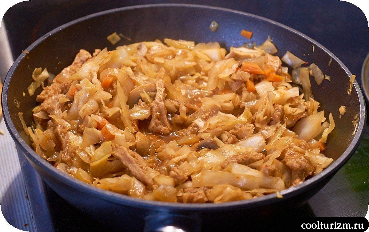 Тушеная капуста с шампиньонами веганская