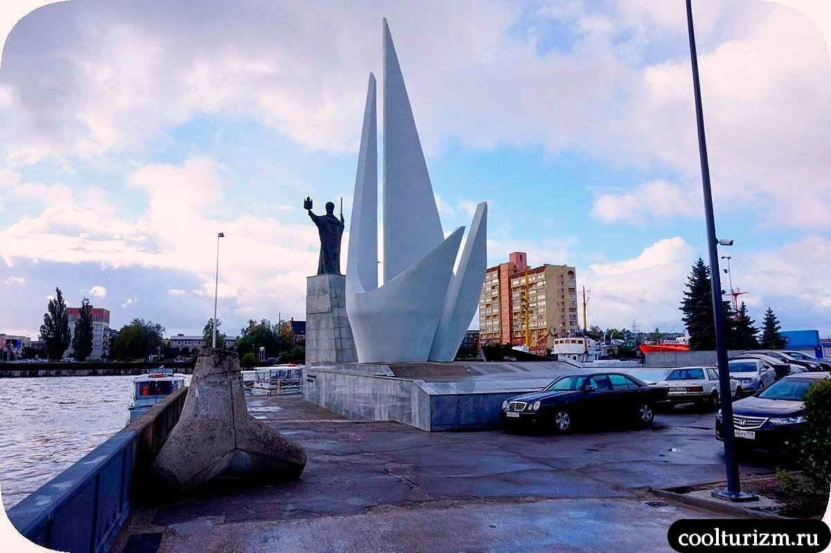 Памятник Николаю Чудотворцу в Калининграде