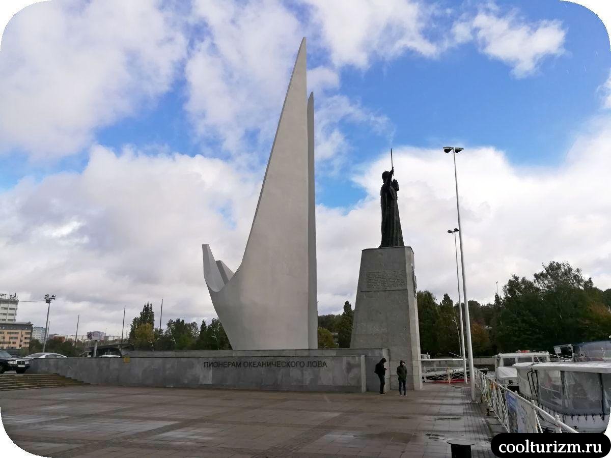 Памятник пионерам освоения Атлантики набережная Петра Великого