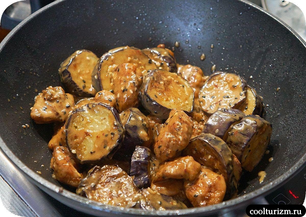 Жареные баклажаны с курицей по-японски в домашних условиях