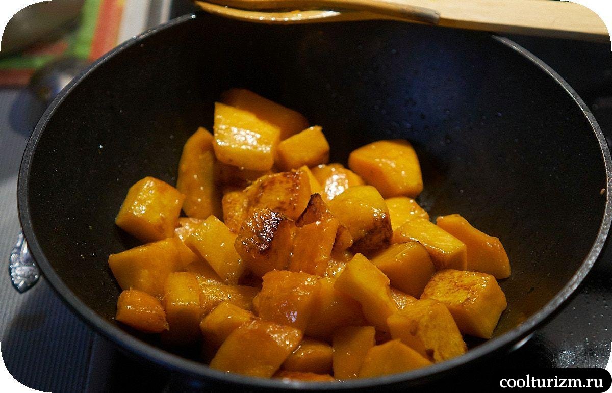 Баклажаны с мясом и тыквой на сковороде
