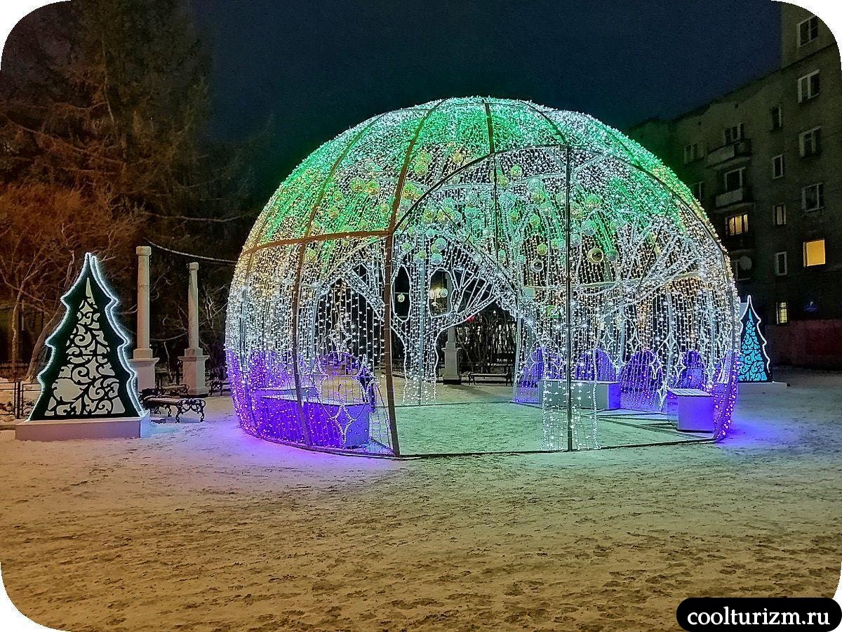 Центр Мурманска зимой шар на Театральном бульваре