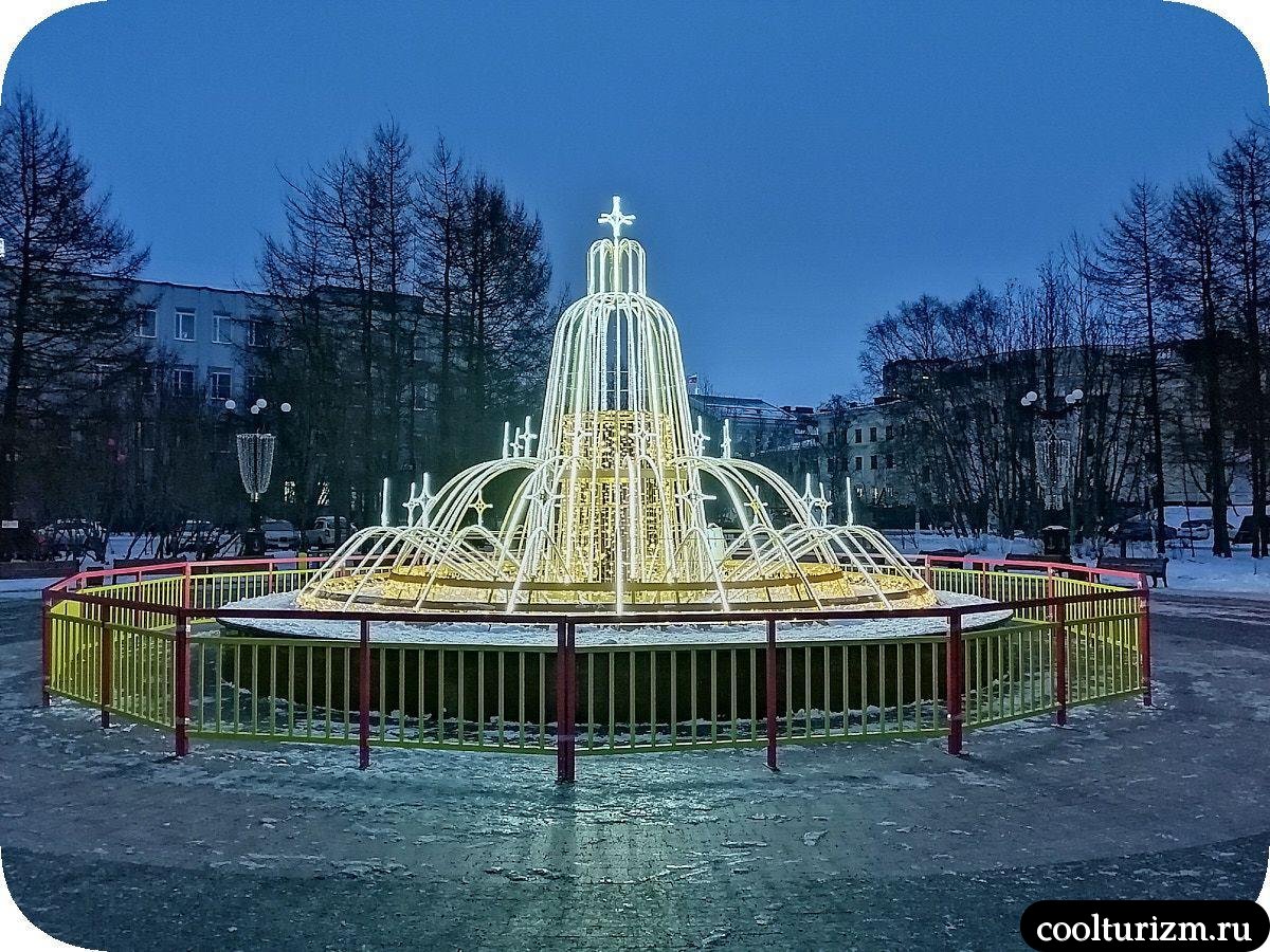 Центр Мурманска зимой фонтан в Центральном сквере
