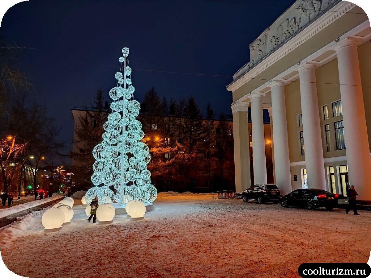 новая елка драмтеатр Центр Мурманска зимой