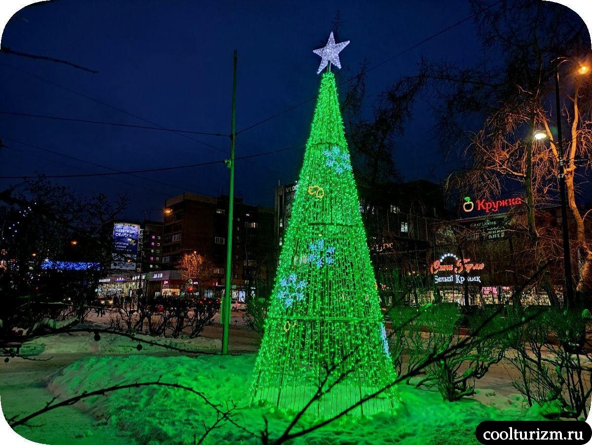 Центр Мурманска зимой елка на Ленина