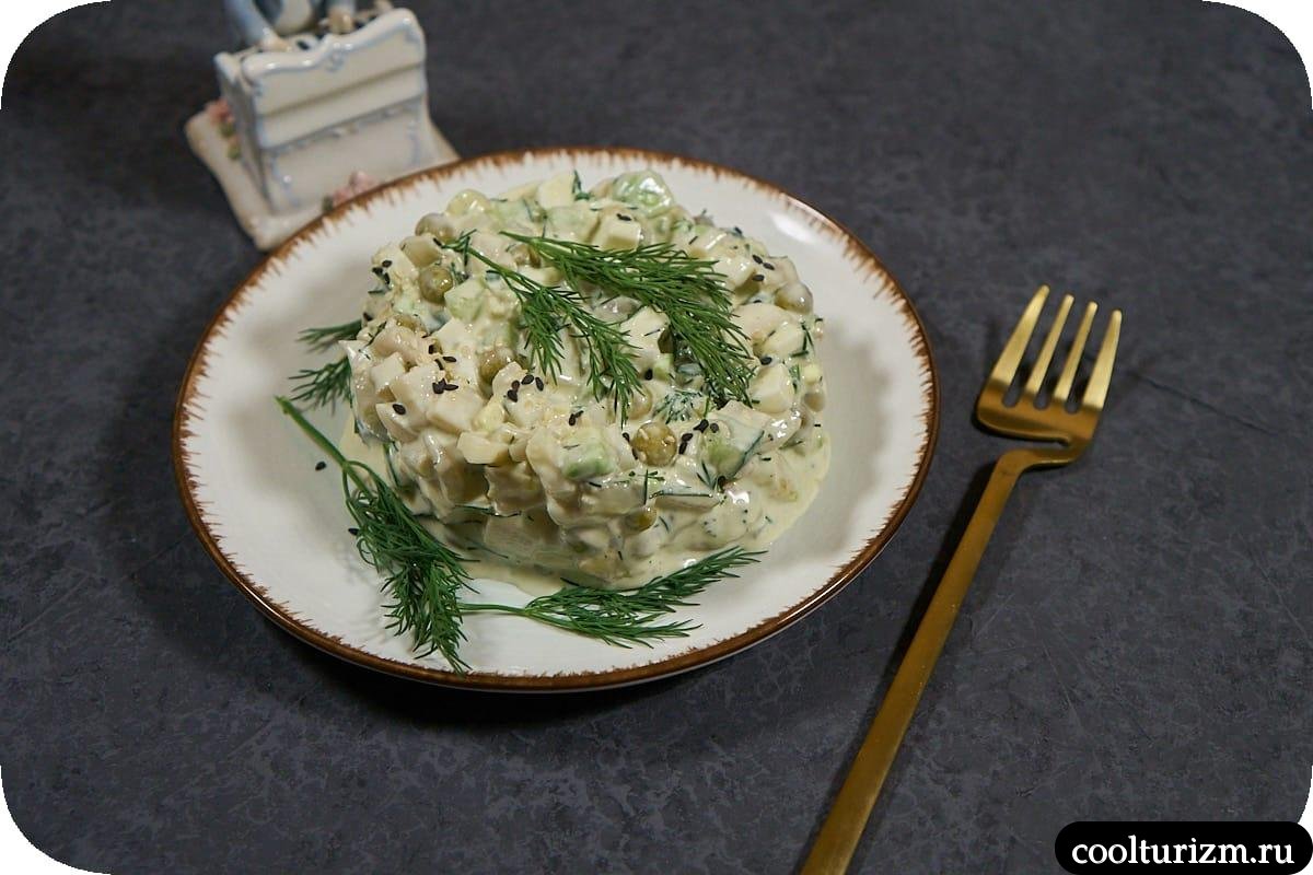 Салат с авокадо и кальмарами с яйцами