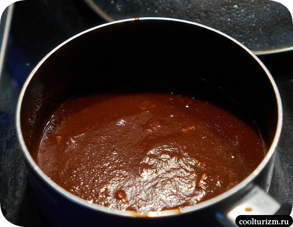 Яблоки с беконом и томатным соусом